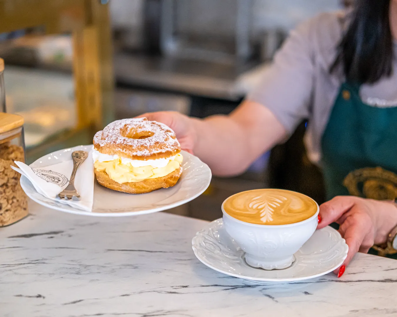 Venček s krémom a cappuccino na mramore