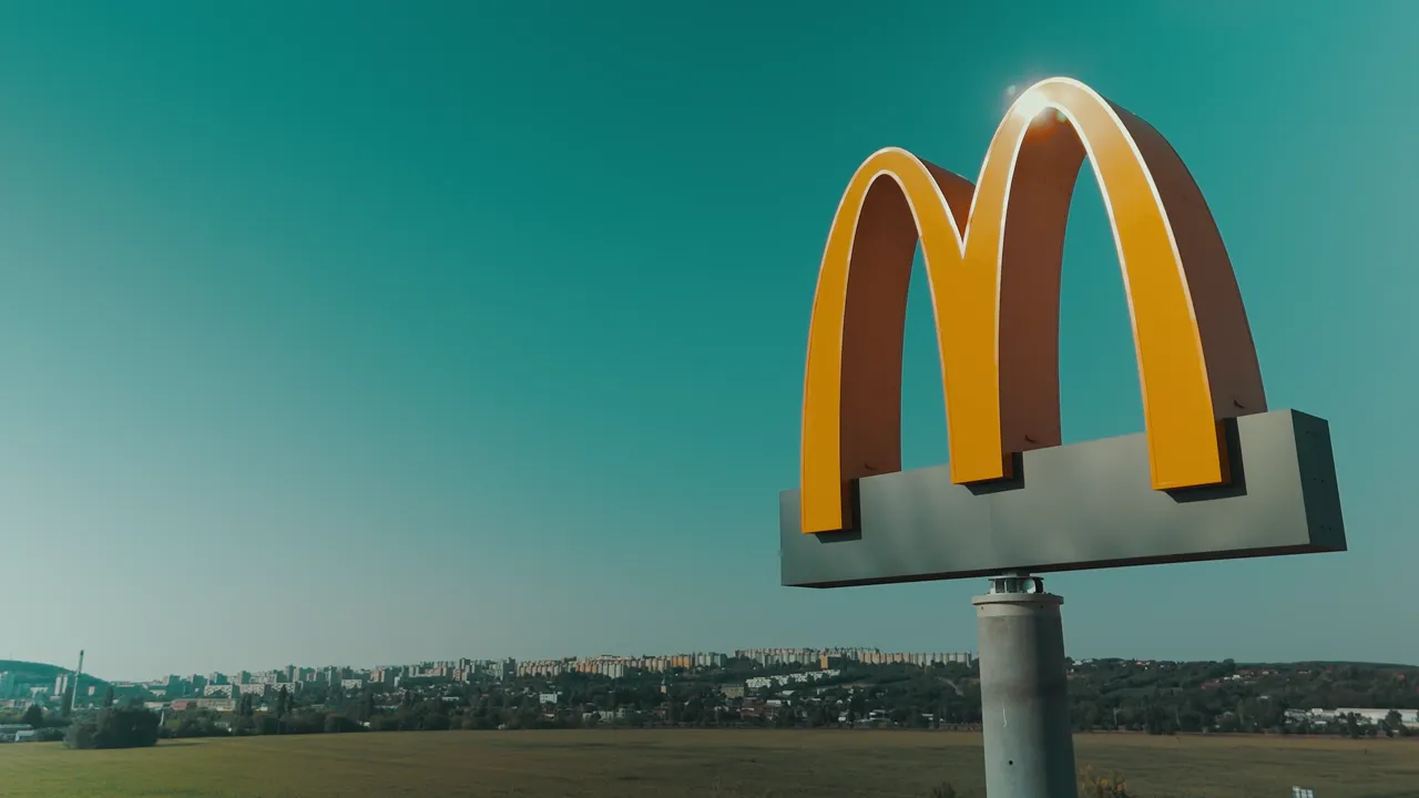 Zlaté oblúky McDonald's na pylóne pred reštauráciou Nitra Sever