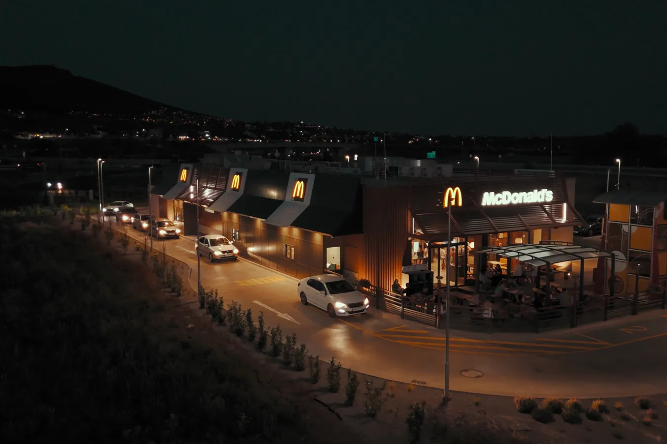 Reštaurácia McDonald's Nitra Sever v noci