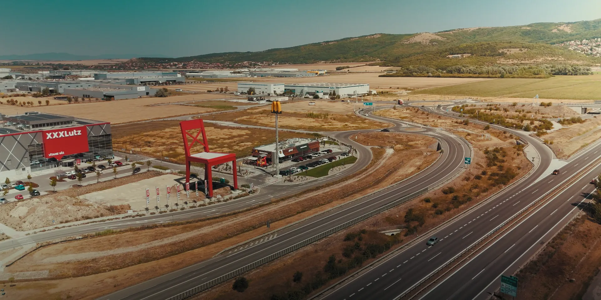 Letecký záber na okolie reštaurácie McDonald's Nitra Sever