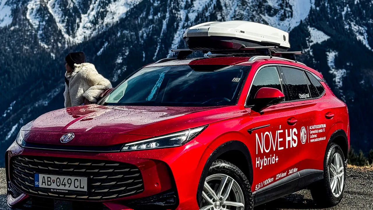 Červené MG HS Hybrid+ pod zasneženými štítmi