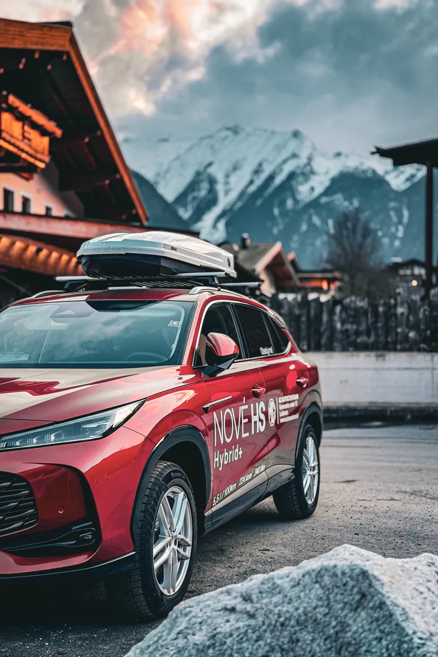 Červené MG HS Hybrid+ pred alpskou chatou, fotenie IDEALX pre AC Autocentrum