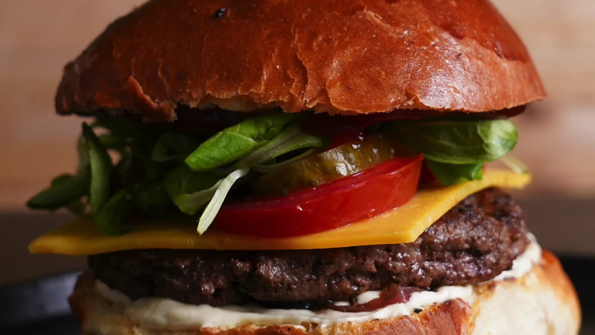 Burger Mr. Brothers so šalátom, paradajkou a cheddarom