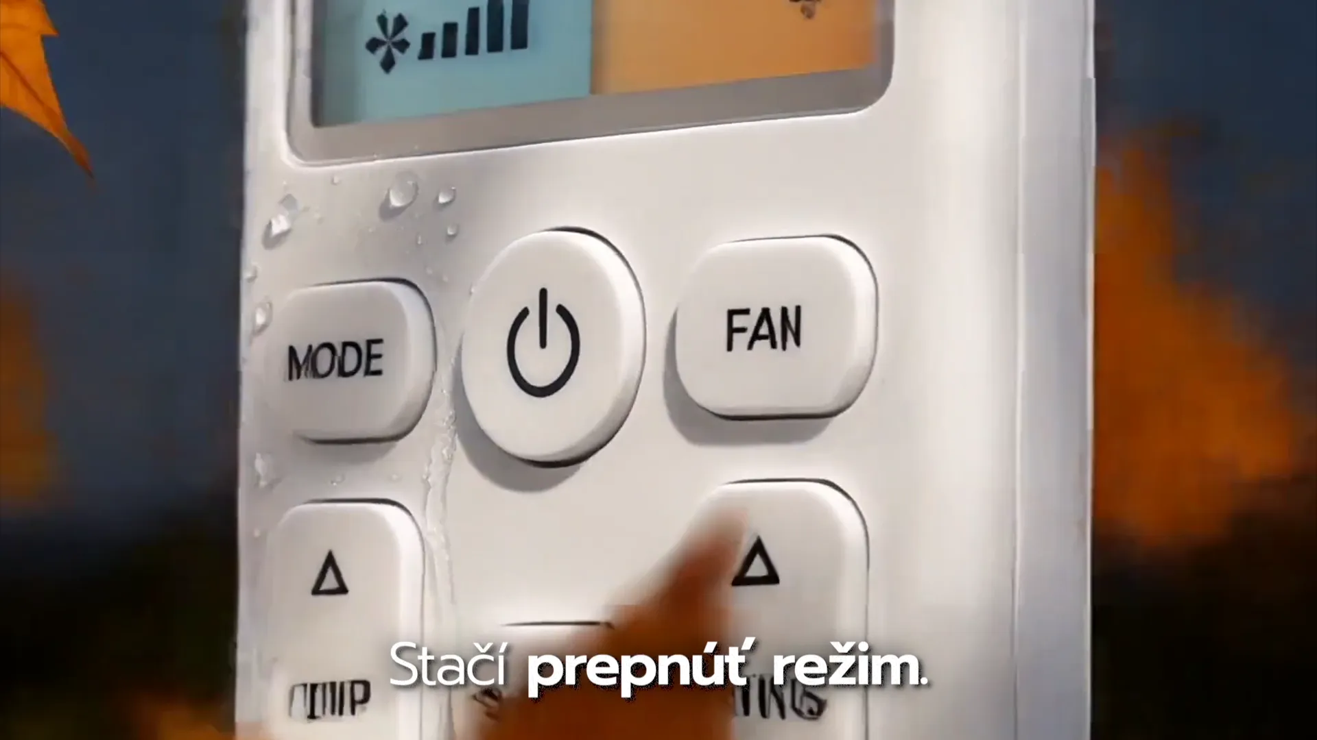 Ovládač klimatizácie medzi jesenným lístím
