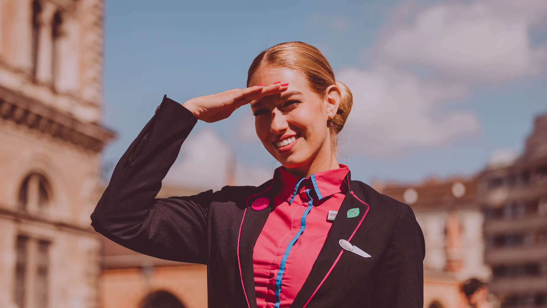 Letuška Wizz Air salutuje pod modrým nebom