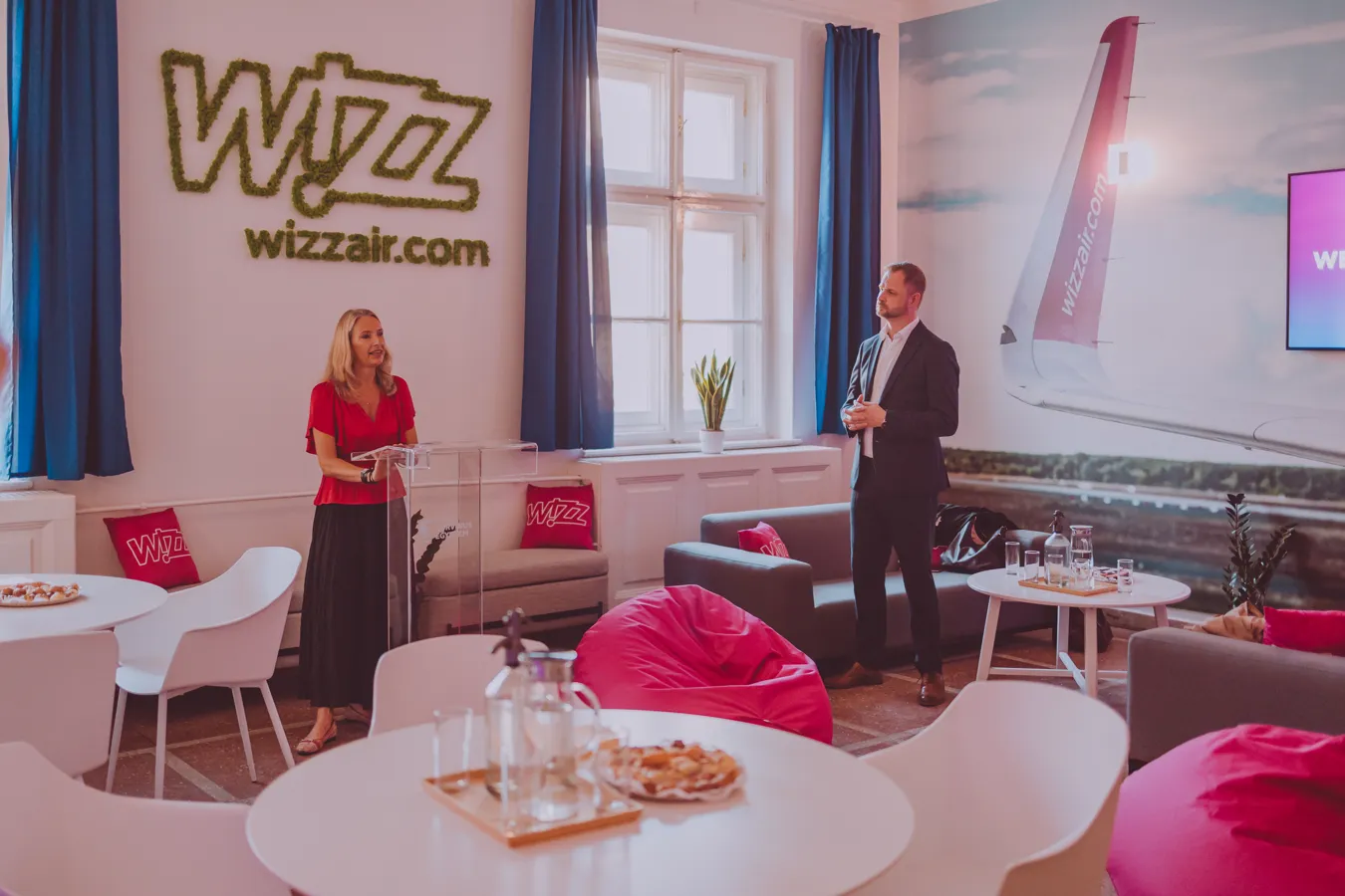 Lounge Wizz Air s ružovými sedačkami
