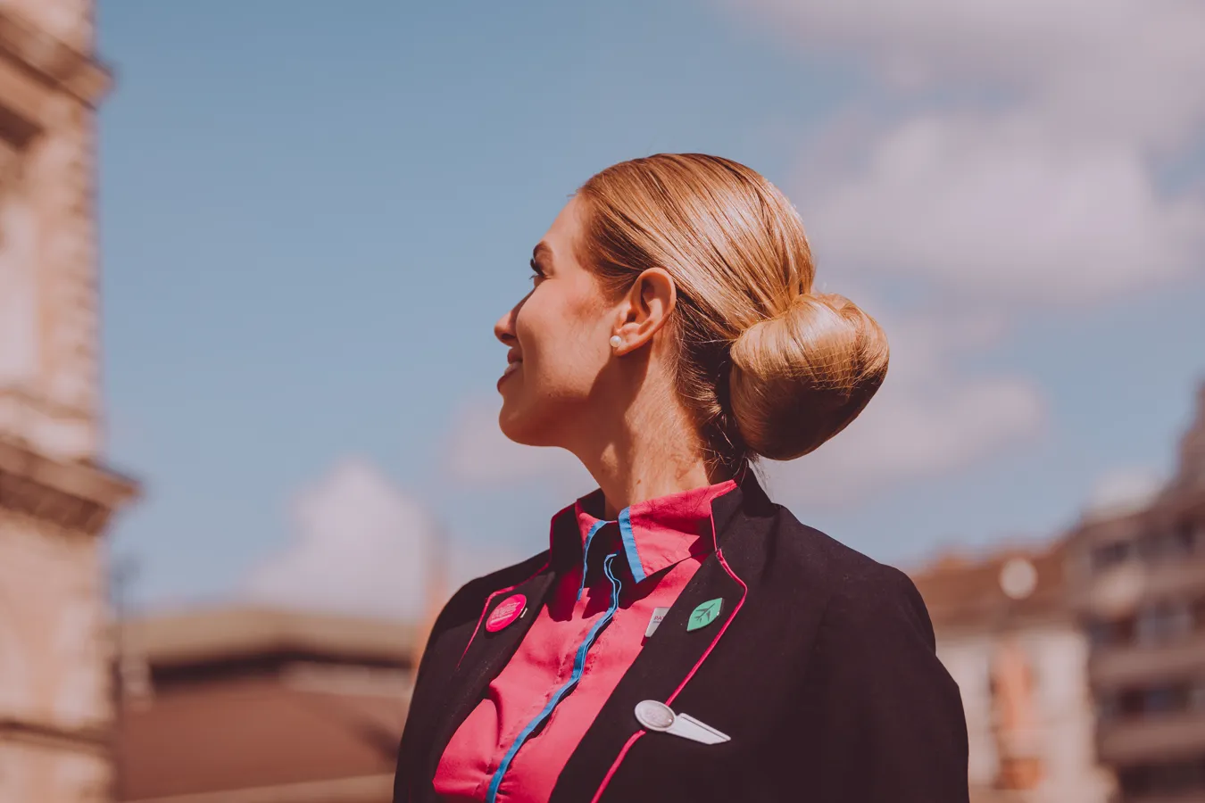 Letuška Wizz Air pod modrým nebom