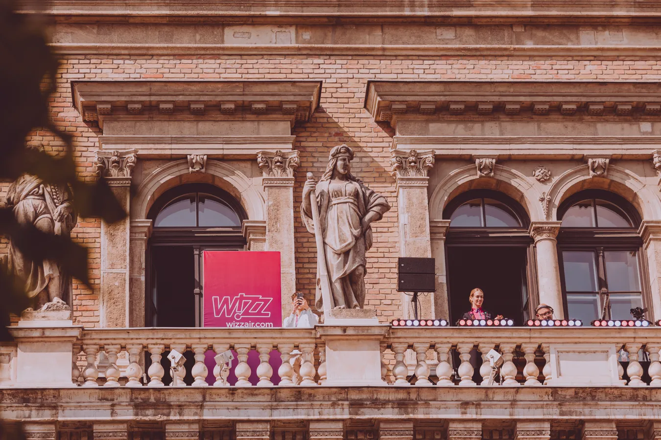 Balkón Univerzity Corvinus s bannerom Wizz Air