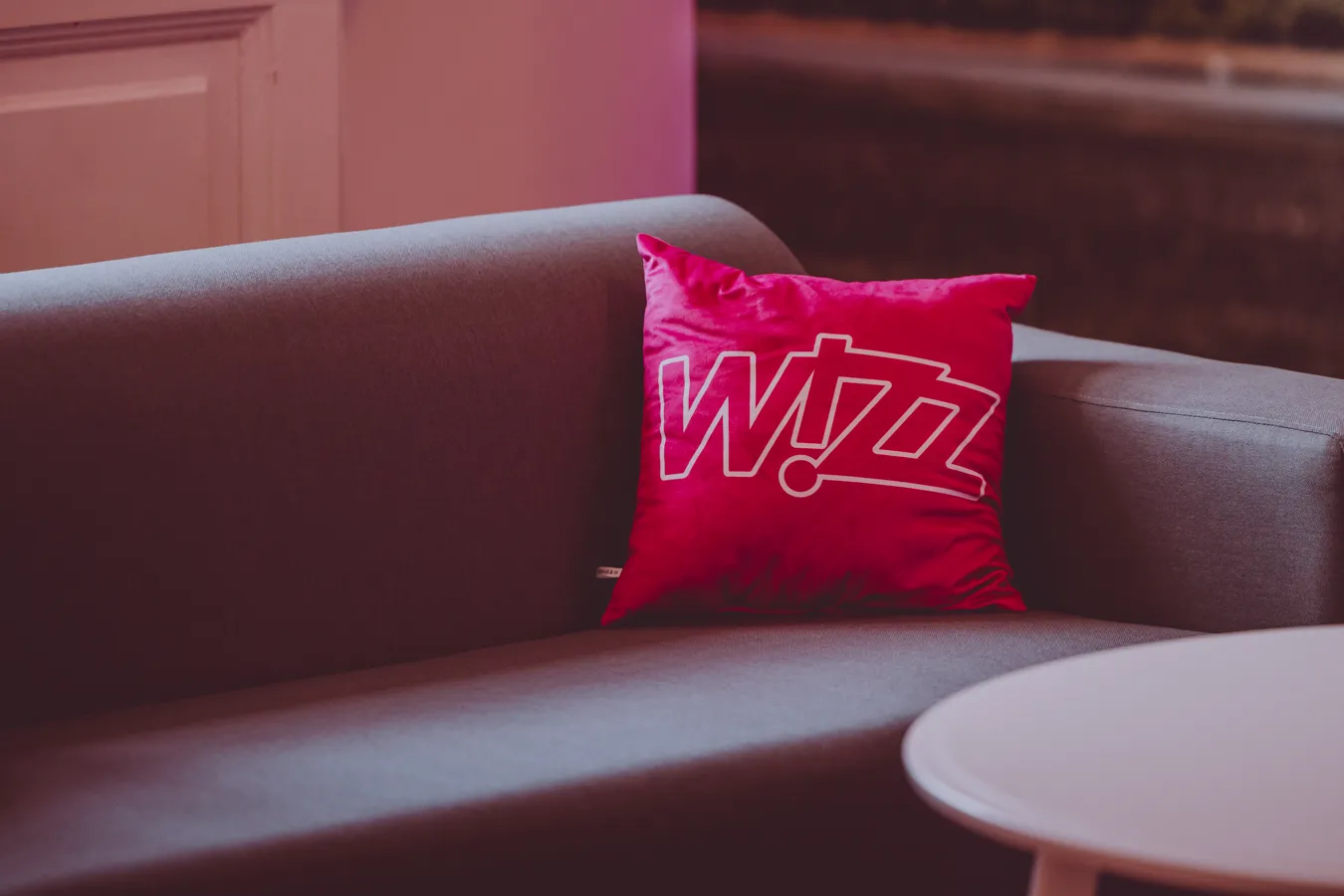 Vankúš s logom Wizz Air v lounge