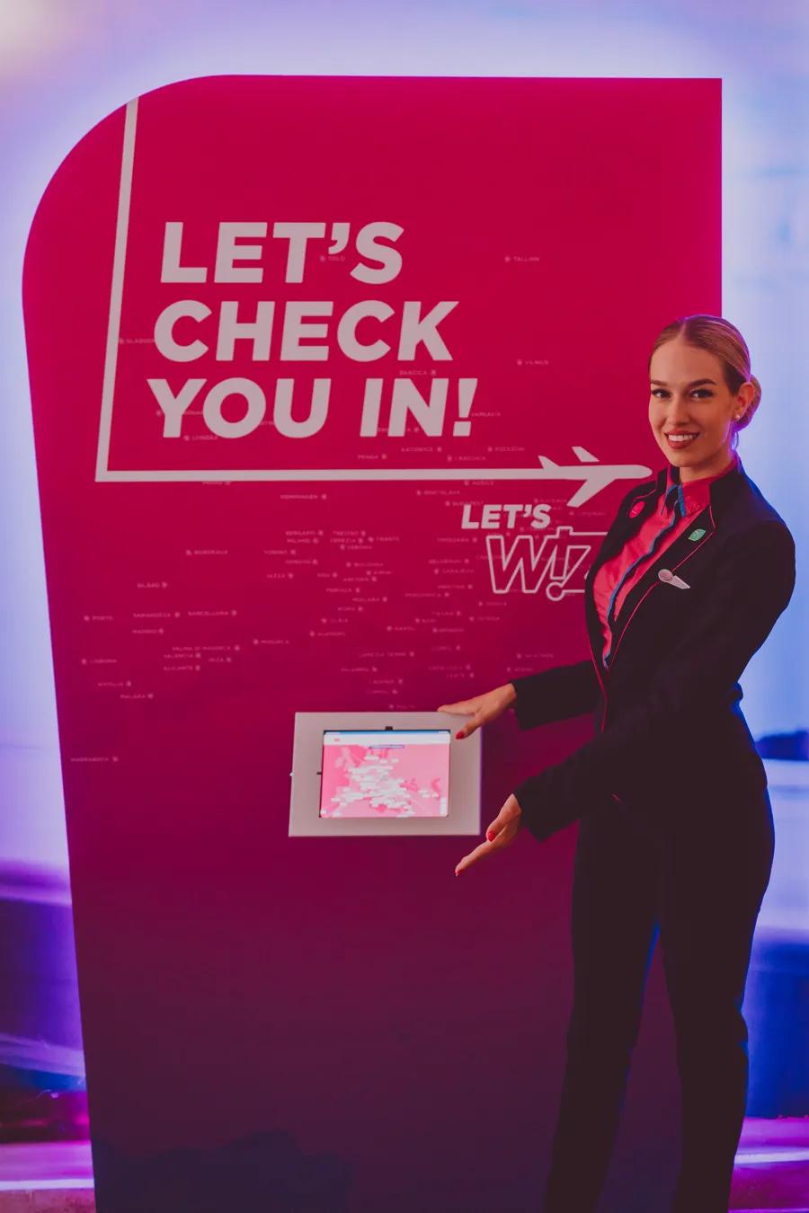 Ružový check-in stánok Wizz Air